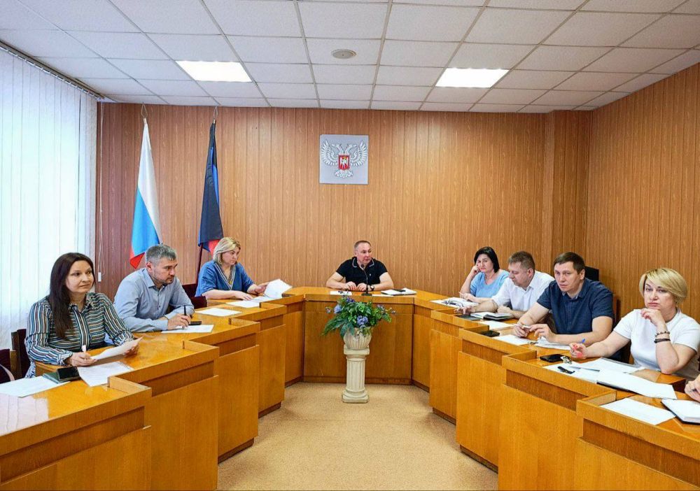 Сегодня руководитель Управы Буденновского внутригородского района Михаил Меренков провел аппаратное совещание