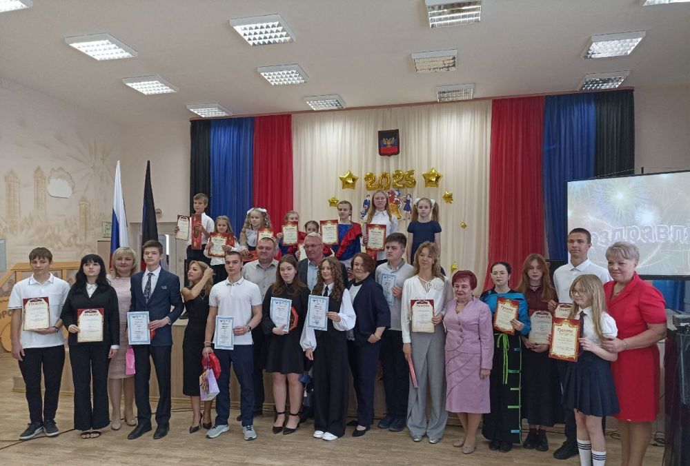 Юрий Будрин: В Кировском районе города Донецка стало доброй традицией в преддверии завершения учебного года встречаться с талантливыми педагогами и учениками образовательных учреждений района