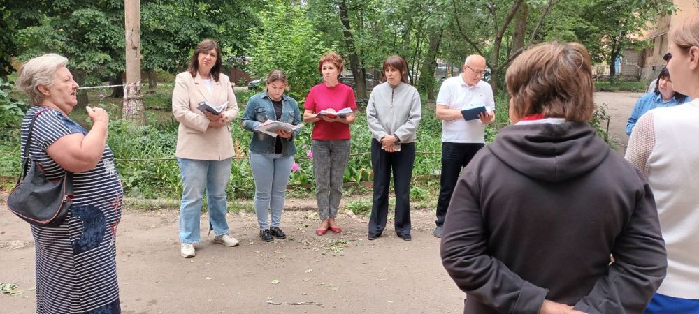 "Встреча во дворах". Сегодня, 28 мая, руководитель Управы Калининского внутригородского района Администрации городского округа Донецк Елена Синецкая провела встречу с населением на подведомственной территории по адресу:...