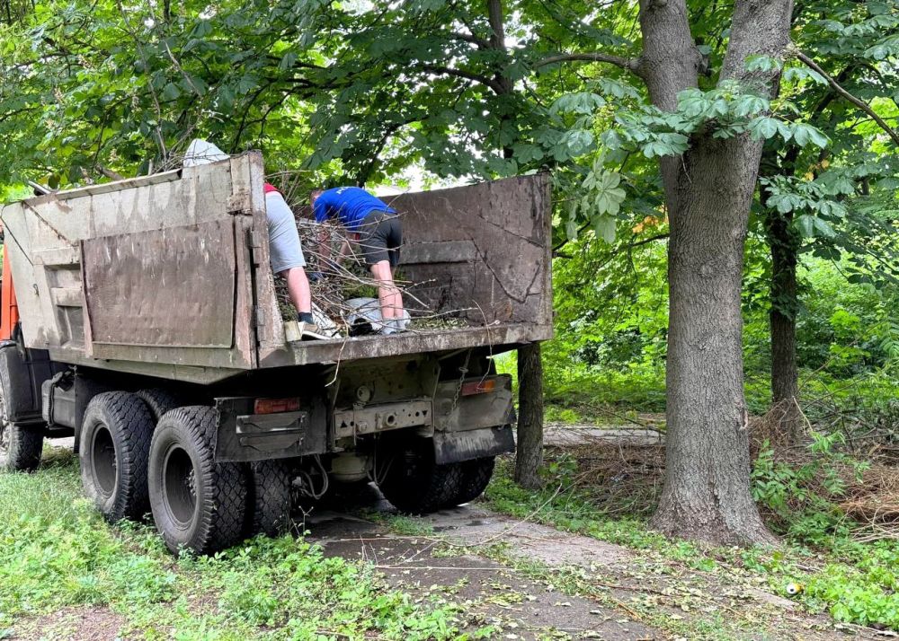 Иван Адамец: В Куйбышевском районе прошел единый санитарный день "Чистый четверг", в ходе которого сотрудники коммунальных служб вместе с активными жителями устраняли последствия сильного ветра и приводили в порядок улицы