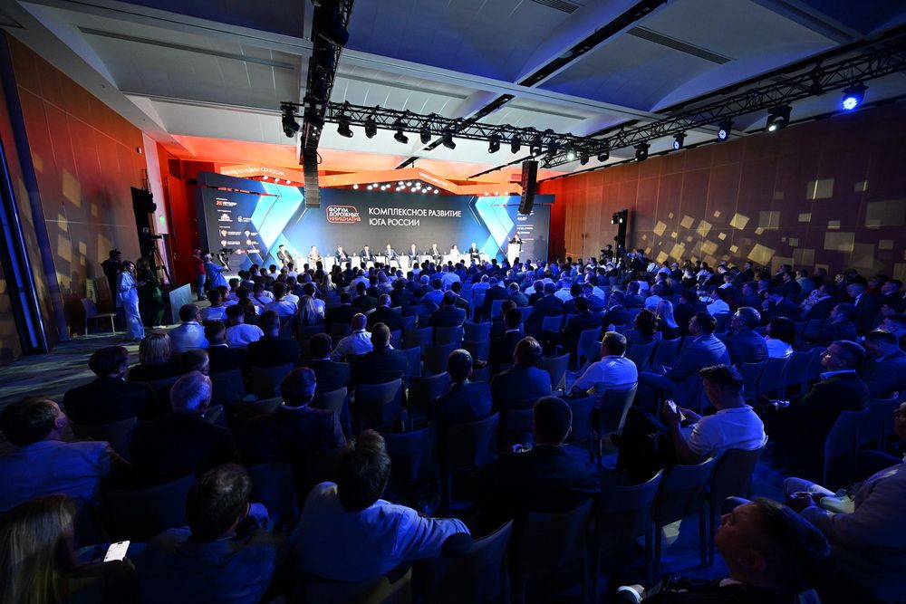 «Спасибо всем, кто видит перспективу Донбасса»: Денис Пушилин принял участие в дискуссии «Комплексное развитие Юга России» на Форуме дорожных инициатив