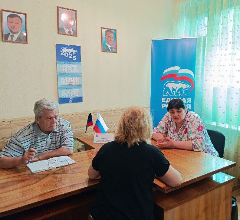 Валентин Левченко: Сегодня в общественной приемной партии "Единая Россия" Киевского района г.Донецка депутат Народного Совета Донецкой Народной Республики Анна Железная провела прием граждан