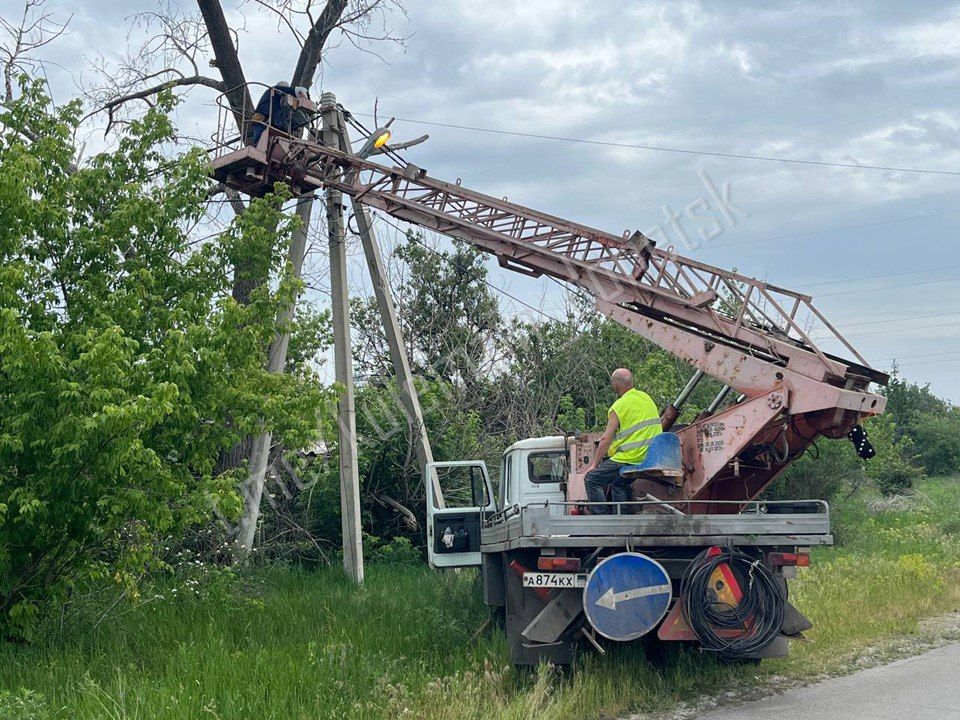 Алексей Кулемзин: Сотрудники предприятия «Донецкгорсвет» восстанавливают наружное освещение в районах Донецка, которые долгое время находились под непрерывным огнём укрофашистов