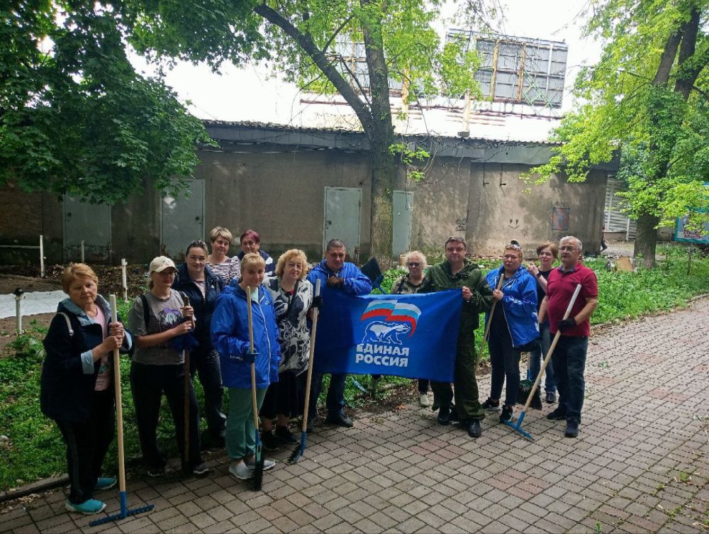 Валентин Левченко: В рамках очередного субботника сотрудники Управы продолжили наведение порядка на бесхозной территории сквера между жилым домом № 279 по ул. Артема и торговыми рядами