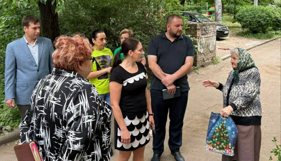 ВСТРЕЧИ ВО ДВОРАХ. Депутаты Донецкого городского совета Кирилл Рыбаков, Николай Тимченко, Альбина Афенченко, Владимир Мозговой, Инна Преснухина, Андрей Середа с руководителями Управ Буденновского, Калининского, Ленинского...