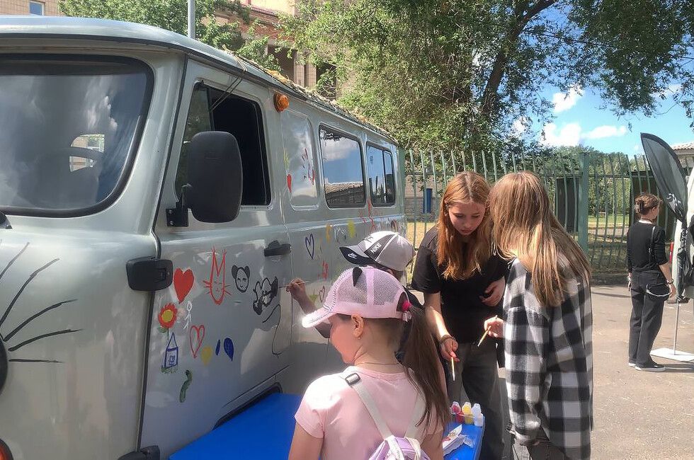 В Донецке провели первый парад колясок и разукрасили «буханку»