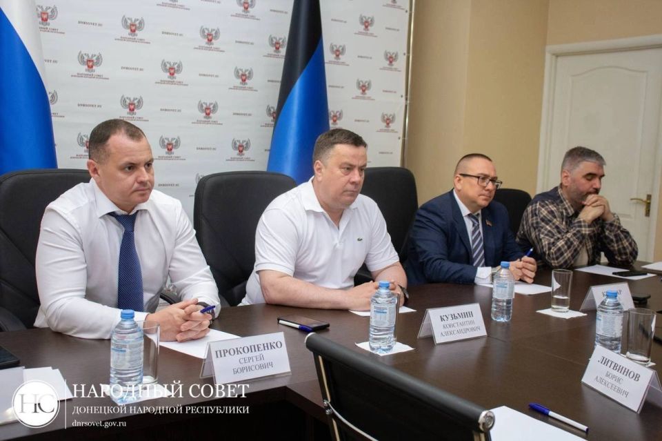 Сергей Прокопенко: Ученье — свет!. Вместе с Председателем Народного Совета ДНР Константином Кузьминым и председателями комитетов парламента обсудили ход выполнения ремонтных работ в учебных заведениях на время летних каникул