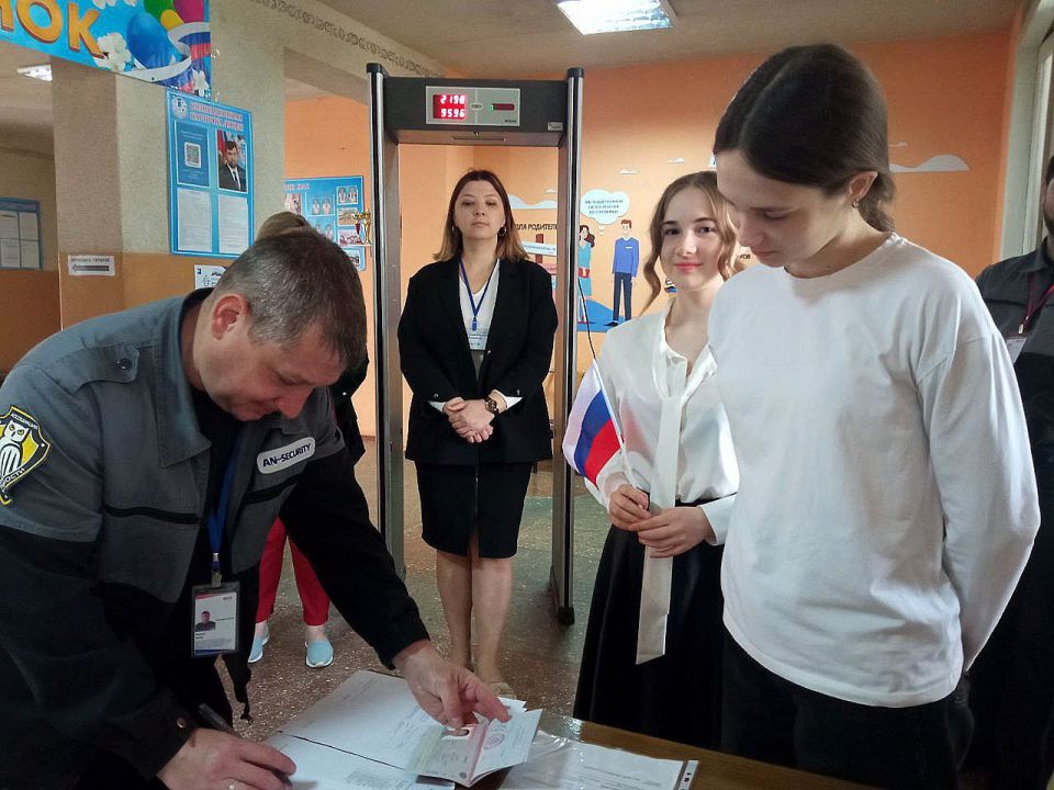 Олег Трофимов: 2 июня в Донецкой Народной Республике прошли сразу два единых государственных экзамена – по обществознанию и физике