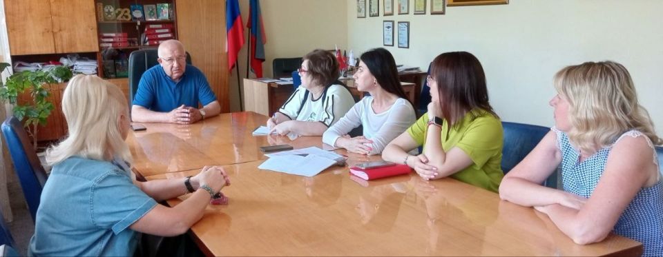 Наталья Бегуненко: Сегодня, 2 июня, первый заместитель руководителя Управы Петровского внутригородского района Администрации городского округа Донецк Плахутин Юрий Иванович провел рабочее совещание с инспекторами отдела по...