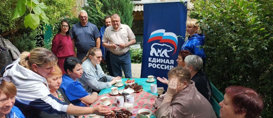 Юрий Будрин: Руководитель Управы Кировского внутригородского района Администрации городского округа Донецк ДНР Алексей Дмитрюк совместно с депутатом Донецкого Городского Совета ДНР Сергеем Тельных, заместителем руководителя...