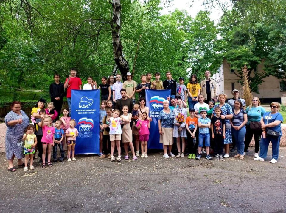 Михаил Меренков: В Международный день защиты детей активисты партийного проекта Единой России «Женское движение» в Буденновском районе организовали праздничную программу для детей из многодетных семей и семей участников СВО