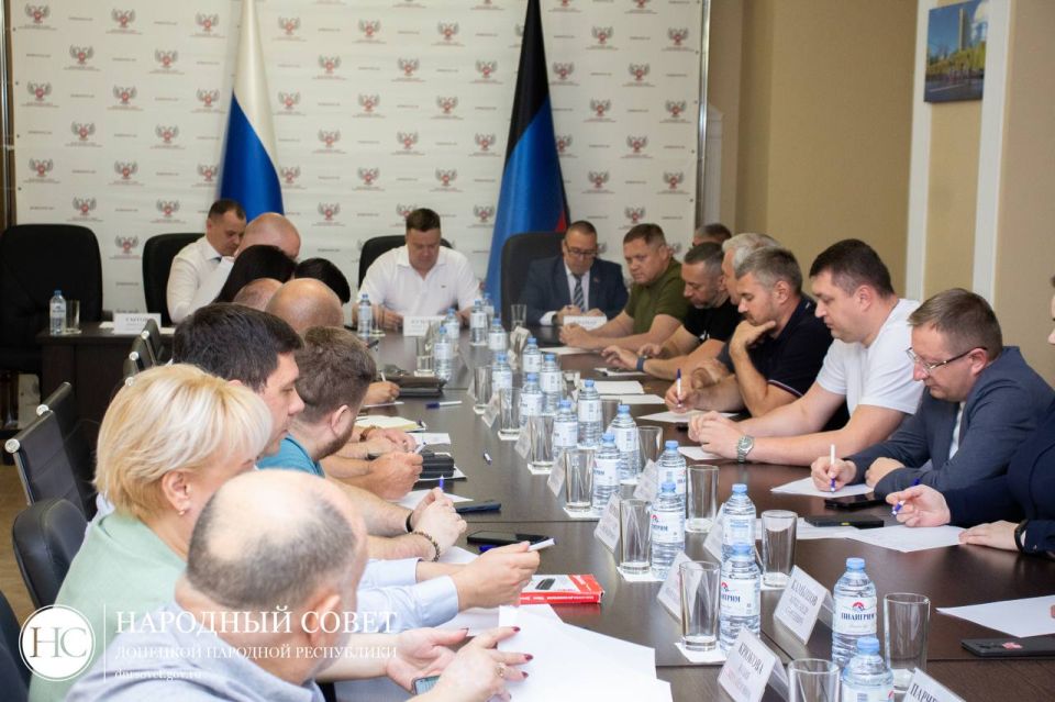 Константин Кузьмин: Провел совещание с членами Президиума Народного Совета ДНР и председателями комитетов парламента