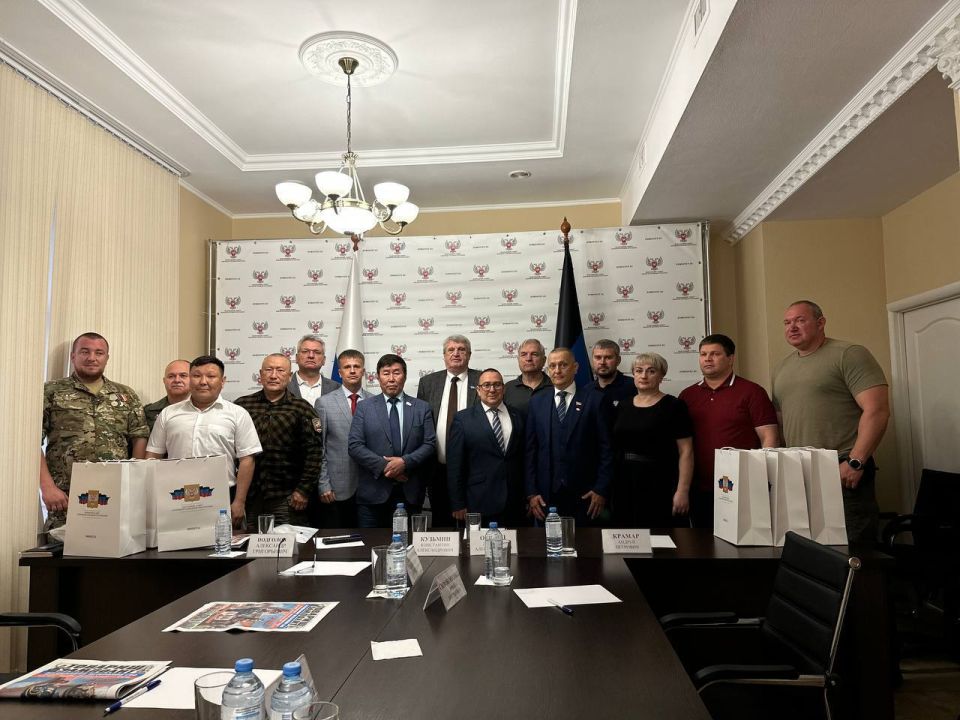 Андрей Крамар: Сразу два заседания по острым, животрепещущим темам сегодня прошли в Народном Совете: с коллегами-парламентариями из Якутии обсудили поддержку участников СВО, а на комитете по ЖКХ – кадровые вопросы в сфере...