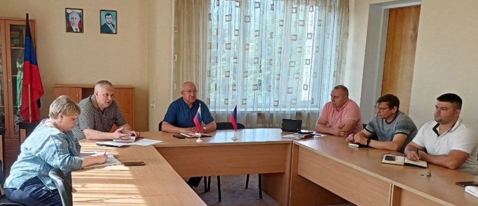 Наталья Бегуненко: Сегодня, 3 июня, первый заместитель руководителя Управы Петровского внутригородского района Администрации городского округа Донецк Плахутин Юрий Иванович провел совещание с сотрудниками коммунальных служб...