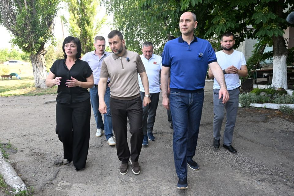 Денис Пушилин и Денис Паслер проверили, как восстанавливаются соцобъекты в Тельмановском муниципальном округе