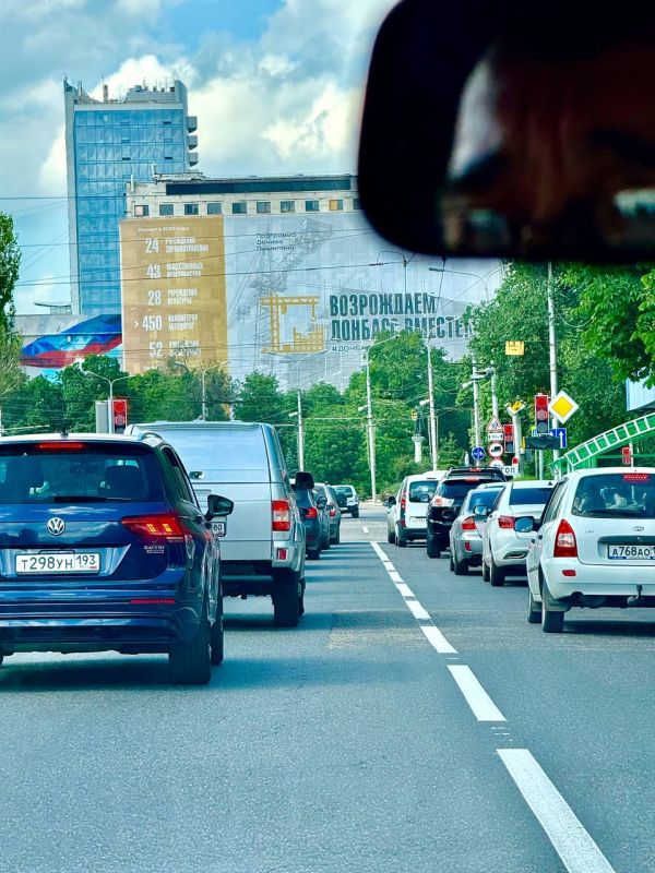 Виктория Мельникова: А вот такую красоту сегодня видела я в Донецке, на «Ливерпуле» обновили баннер