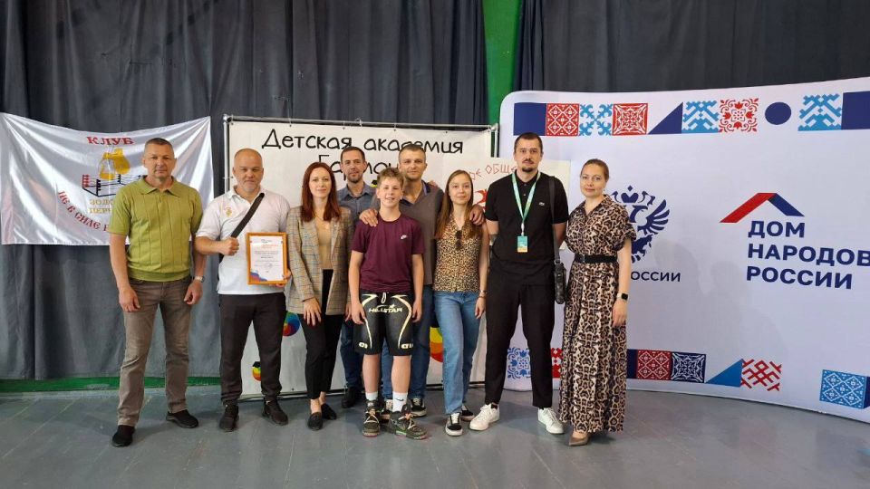 Дом народов России в Донецке провел общенациональную зарядку «МЫ — РОССИЯ»