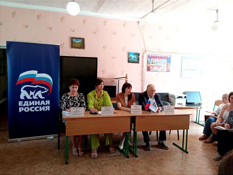 Василий Ткачук: Сегодня, 4 июня, руководитель Управы Калининского внутригородского района Администрации городского округа Донецк Елена Синецкая провела встречу с трудовым коллективом ГКОУ "Донецкая специализированная...