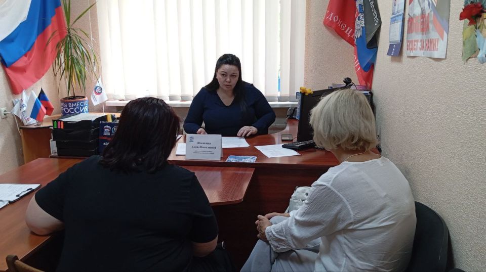 Василий Ткачук: Сегодня, 4 июня, депутат Народного Совета Донецкой Народной Республики Елена Шишкина провела прием граждан в рамках работы общественной приемной Всероссийской политической партии «Единая Россия» в Калининском...