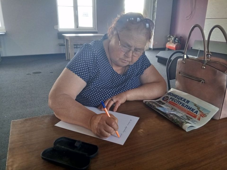 Андрей Бедило: ПИСЬМО В РЕДАКЦИЮ.. В процессе общения с жителями н.п.Горняк, которое сопровождалось распространением газеты "Донецкая Республика", граждане попросили на страницах нашего издания выразить благодарность местным...