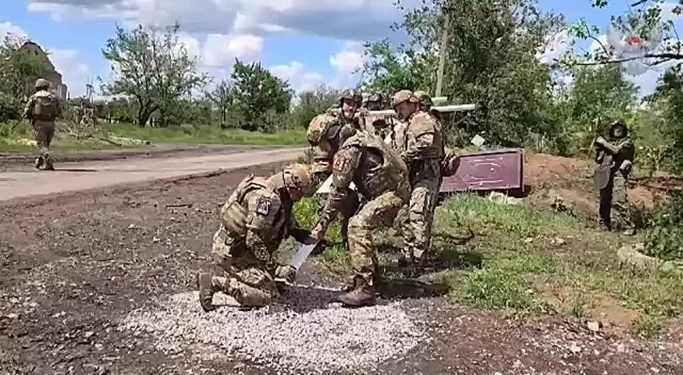 Казаки установили поклонный крест в Донецкой Народной Республике на месте, где погибли разведчики казачьего батальона «Ермак» (БАРС-15)