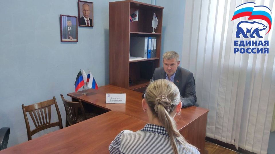 Михаил Меренков: Сегодня 5 июня, в общественной приемной Партии «Единая Россия» Буденновского района г.Донецка состоялся прием граждан, который провел депутат Народного Совета Донецкой Народной Республики Юрий Леонов