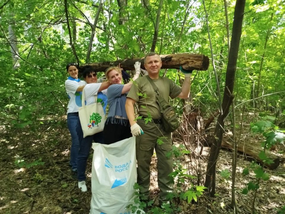 Экологи Донецкой Народной Республики в преддверии профессионального праздника – Дня эколога – приняли участие во Всероссийской акции «Вода России» и убрали от мусора берег Первого городского пруда в г. Донецке