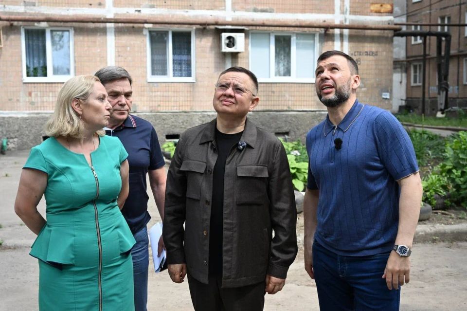 В рамках рабочей поездки в ДНР Глава Минстроя России Ирек Файзуллин совместно с Главой ДНР Денисом Пушилиным посетил прифронтовые районы Донецкой Народной Республики
