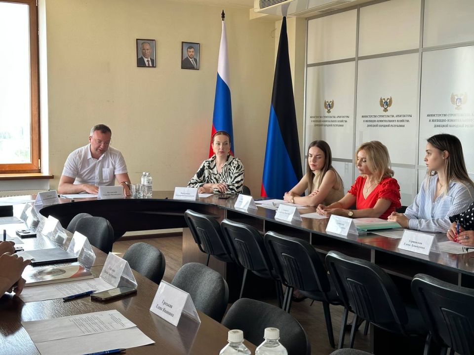 При Министерстве строительства, архитектуры и ЖКХ ДНР прошло первое заседание Общественного совета
