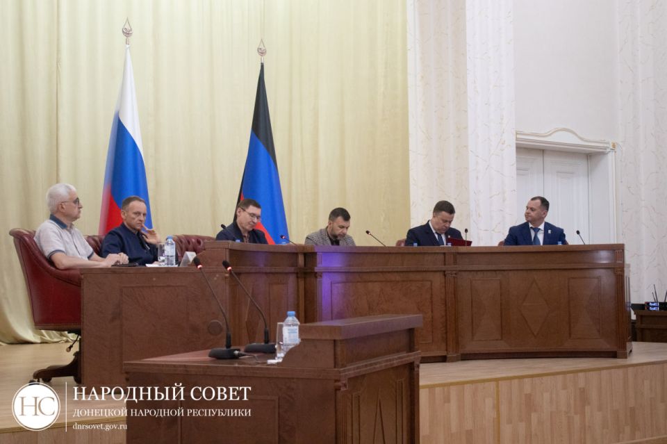 Владимир Якушев обсудил с фракцией «Единой России» в Народном Совете направления работы партии