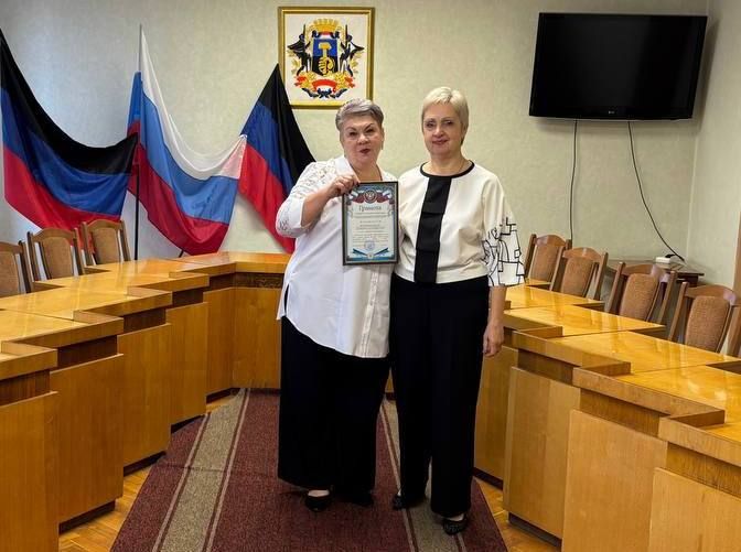 Елена Рязанцева: В преддверии празднования Дня социального работника исполняющий обязанности руководителя Управы Пролетарского внутригородского района Администрации г.о. Донецк Светлана Вирич встретилась с трудовым...