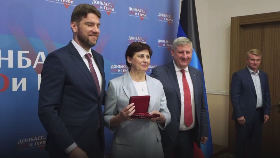 Артем Крамаренко: Сегодня в Донецке под руководством заместителя министра сельского хозяйства России Андрея Викторовича Разина состоялось оперативное совещание с участием руководителей АПК воссоединенных регионов