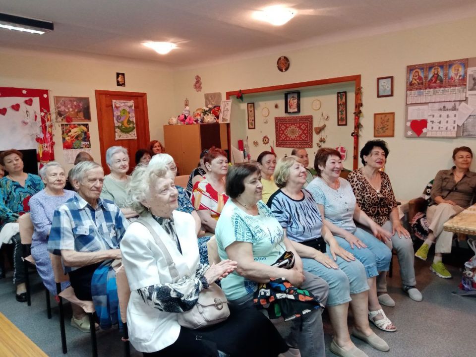 Валентин Левченко: Накануне Дня социального работника, в Территориальном центре социального обслуживания населения был проведен праздничный концерт с участием дуэта «Верные друзья»