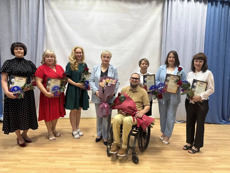 Юлия Крюкова и Ярослав Лисобей поздравили социальных работников республики