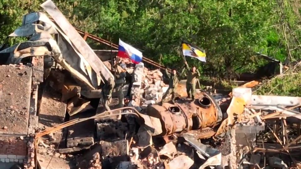 Минобороны показало кадры водружения флага над Зарей в ДНР