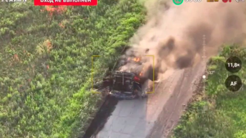 На Южно-Донецком направлении дроноводы сожгли бронемашину Pinzgauer Vector