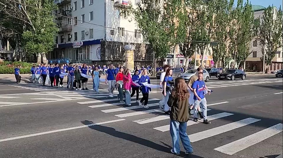 «Радуемся этому вместе с Россией»: активисты развернули в ДНР российский триколор площадью 1500 квадратных метров