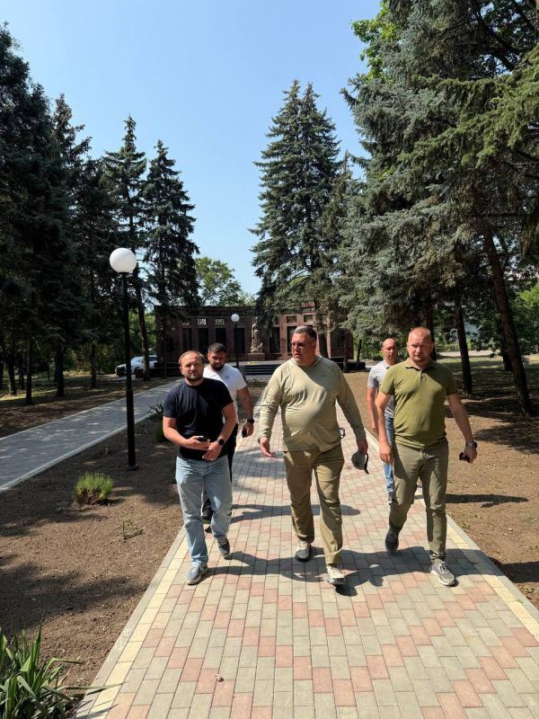 Заместитель министра строительства и ЖКХ РФ Валерий Леонов посетил пгт Володарское