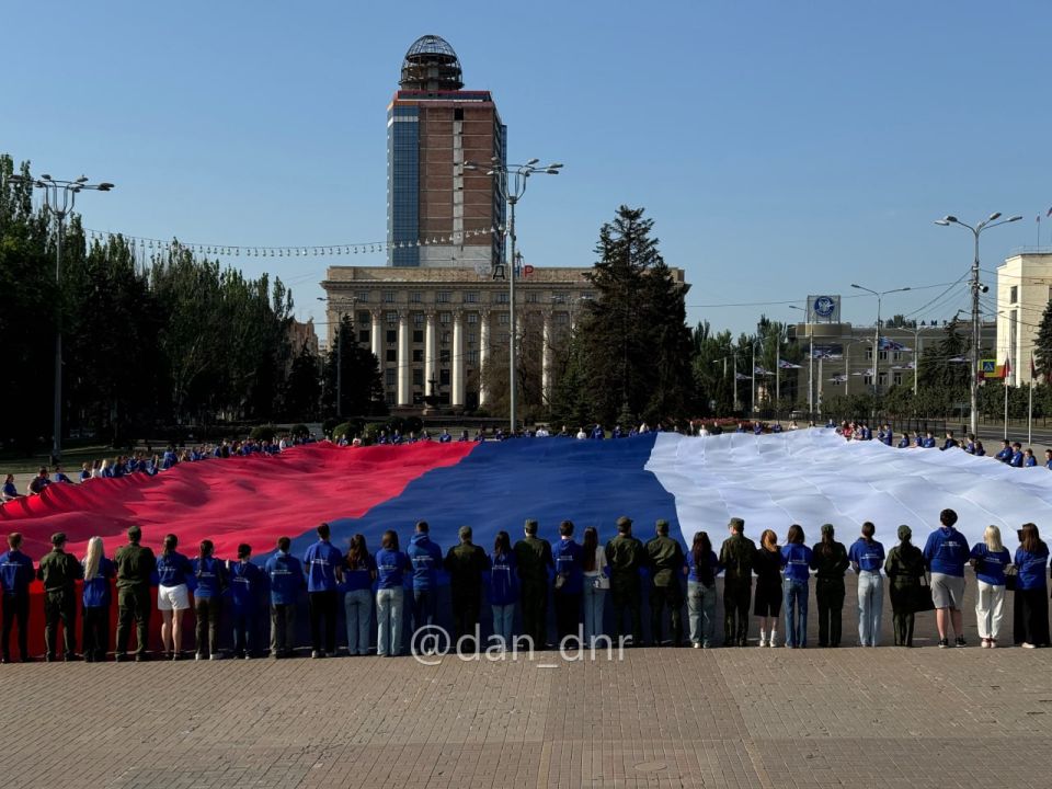Развернутый в пяти городах ДНР гигантский флаг России отправили на ВДНХ