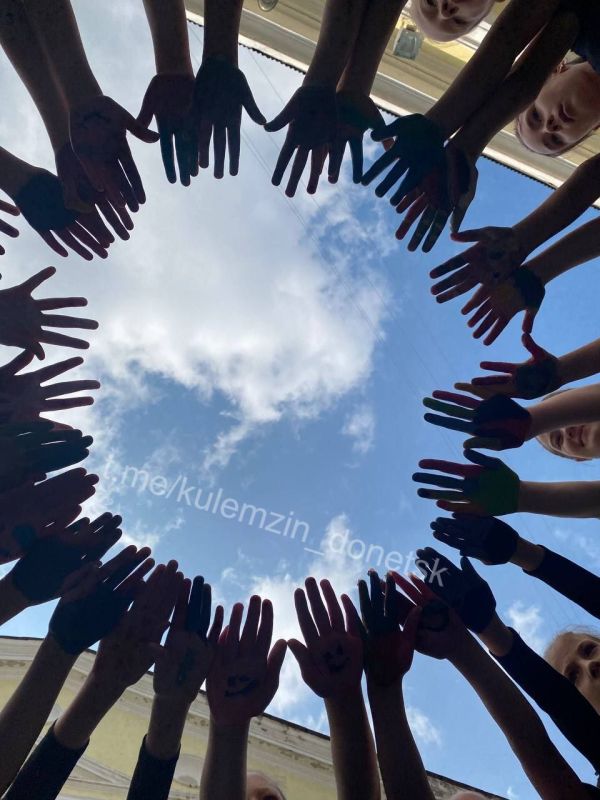 10 июня отмечается удивительный и яркий праздник — День разрисованных ладоней