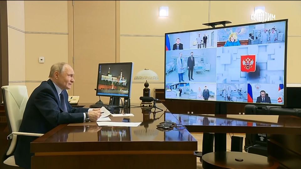 Владимир Путин открыл обновленный сосудистый центр и лабораторию по контролю качества лекарств в Донецке