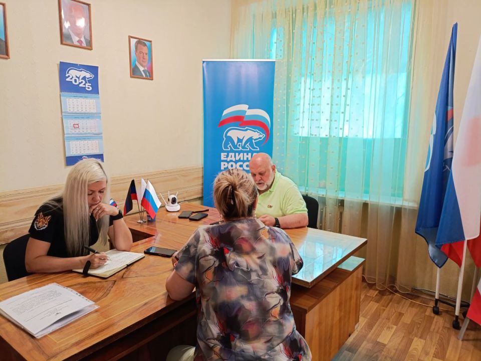 Сегодня, в общественной приемной партии "Единая Россия" Киевского района г.Донецка, депутат Народного Совета ДНР Юрий Сивоконенко провел прием граждан