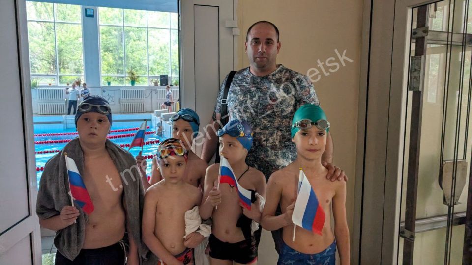 Сегодня, в преддверии Дня России, сотрудники управления молодёжной политики администрации городского округа Донецк посетили СК «Кировец», где проходил турнир по плаванию