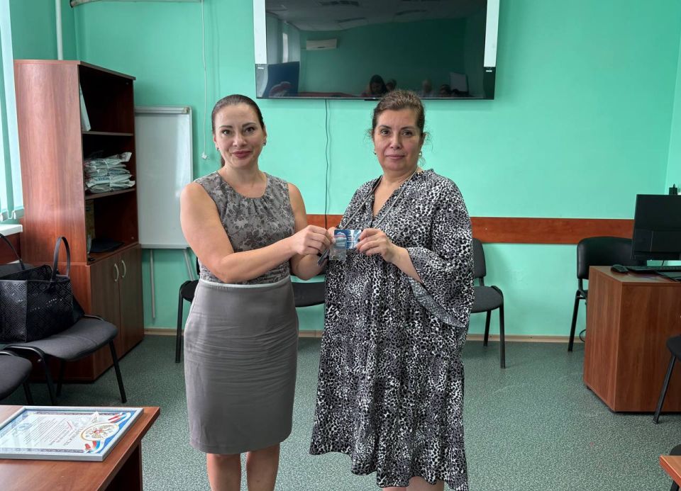 Вручение партийных билетов Всероссийской Политической Партии "ЕДИНАЯ РОССИЯ" в Ленинском районе города Донецка продолжается