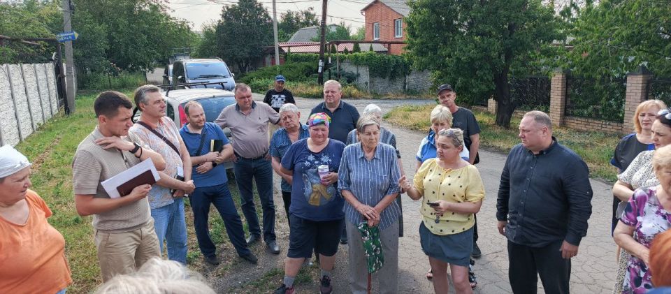 Юрий Будрин: Сегодня, 10 июня 2025 года, в рамках проекта "Управдом", реализуемого Единой Россией, в Кировском районе г. Донецка прошла встреча с жителями микрорайона "Мирный"