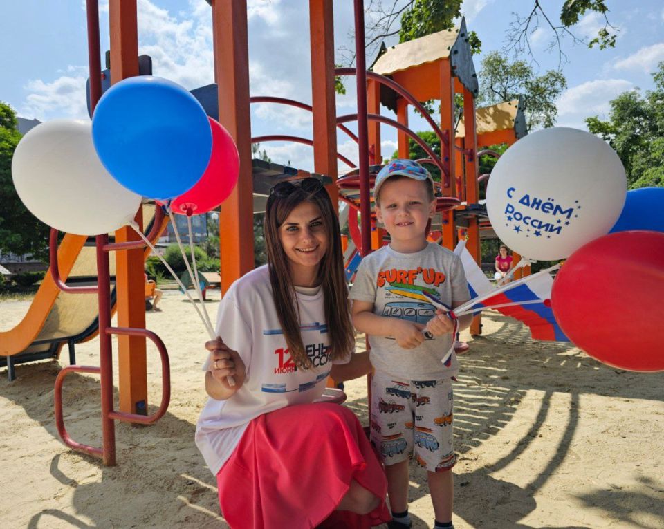 Татьяна Копылова: В Ворошиловском внутригородском районе в преддверии празднования Дня России состоялась раздача ленточек и шариков взрослым и деткам Ворошиловского района