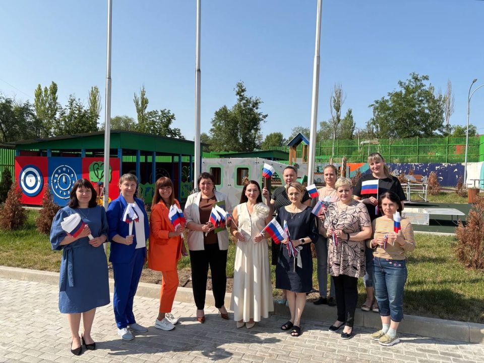 Сегодня, 11 июня, в ГКДОУ «Детский сад №187 комбинированного вида г.о. Донецк» состоялось торжественное поднятие флага Российской Федерации ко Дню России