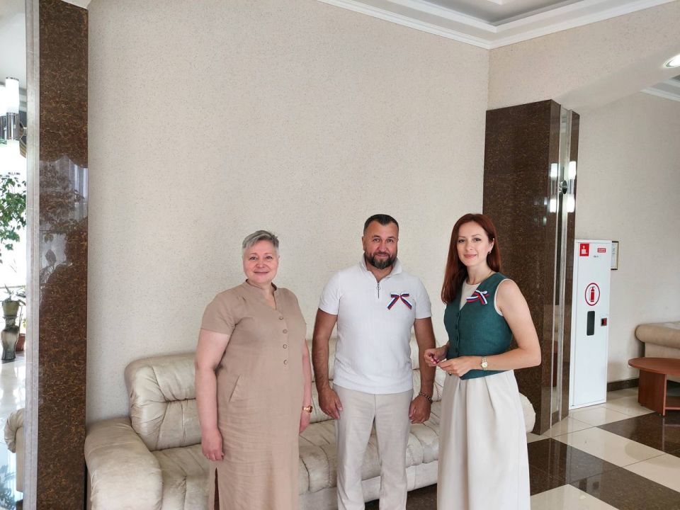 В преддверии Дня России в. Донецкой Народной Республике прошла акция «Российский триколор»