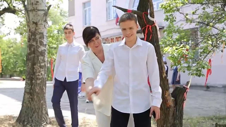 Альбина Афенченко: Россия - это МЫ!. Сегодня всей страной отмечаем День России – праздник единства, гордости и любви к нашей Родине! В преддверии праздника вместе собрались учителя, дети и депутаты городского совета, чтобы...