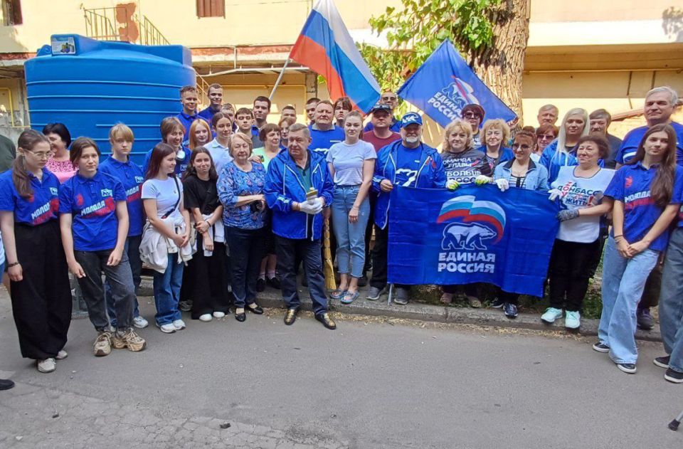 Валентин Левченко: По поручению Дениса Пушилина, сегодняшнее утро у активистов - единороссов началось с субботника на придомовой территории домов №73, 71 и 69 по Киевскому проспекту